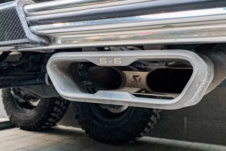 Xe cũng được gắn thêm khung bảo vệ mạ chrome sáng bóng ở phía trước và sau. Tiếp theo đó là việc xe được trang bị hệ thống ống xả độ của hãng Akrapovic có giá lên đến 395 triệu đồng.