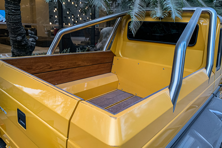 Mercedes-Benz G63 AMG 6x6 xuất hiện tại Việt Nam được hoàn thiện trong màu sơn vàng AMG Solar Beam Yellow cùng với đó là rất nhiều chi tiết bằng carbon có thể dễ dàng nhận thấy ở các vòm bánh xe khổng lồ của bom tấn này.