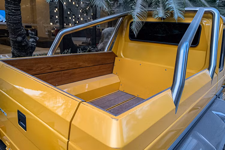 Mercedes-Benz G63 AMG 6x6 xuất hiện tại Việt Nam được hoàn thiện trong màu sơn vàng AMG Solar Beam Yellow cùng với đó là rất nhiều chi tiết bằng carbon có thể dễ dàng nhận thấy ở các vòm bánh xe khổng lồ của bom tấn này.