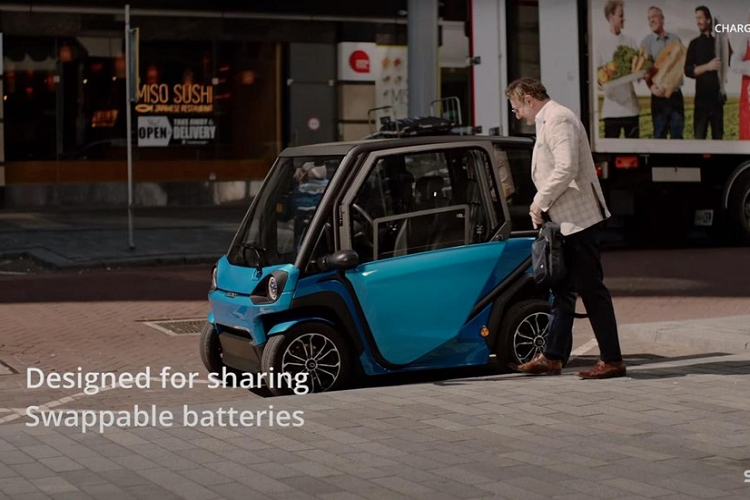 Được mô tả làm một phương tiện sử dụng năng lượng mặt trời được thiết kế cho việc đi chung và dịch vụ thuê xe MaaS (mobility as a service), Squad Solar City Car mới không phải là một mẫu xe 4 bánh thông thường, mà là sự kết hợp giữa xe máy tay ga và ôtô, mang lại khả năng vận hành dễ dàng của phương tiện phía trước và sự an toàn cũng như thoải mái của phương tiện phía sau. Nó cũng có giá cả phải chẳng, dễ lái và đỗ xe, đồng thời sẵn sàng hỗ trợ bạn trong các chuyến đi hàng ngày.
