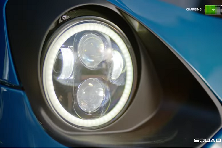 Về mặt hiệu suất vận hành, Solar City Car trang bị 2 mô tơ điện 2 kW (2,7 mã lực) đặt trong bánh sau và 4 bộ pin 1,6 kWh, cung cấp phạm vi hoạt động lên đến 100 km trong một lần sạc. Mẫu SEV này có thể đạt tốc độ lên tới 45 km/h. Nó có các tấm pin mặt trời trên nóc, có thể tăng thêm 20 km phạm vi hoạt động mỗi ngày vào mùa hè. Bên cạnh đó, xe cũng đi kèm với tính năng phanh tái tạo và sạc điện 220V. Các bộ pin đều có thể dễ dàng thay thế và di động.