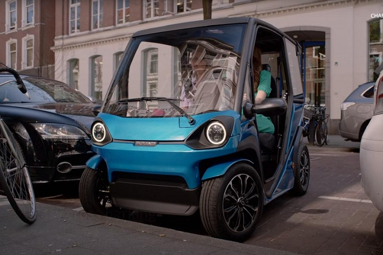 Xe năng lượng mặt trời của Squad được coi là một loại xe điện hạng nhẹ ở Liên minh Châu Âu, thuộc hạng mục L6e, đồng nghĩa là người lái chỉ cần có giấy phép lái xe máy tay ga để có thể điều khiển nó. Trong khi các quy định cụ thể có thể khác nhau giữa các quốc gia, nhưng nhìn chung là người lái xe từ 14 tuổi trở lên có thể ngồi sau tay lái của Solar City Car.