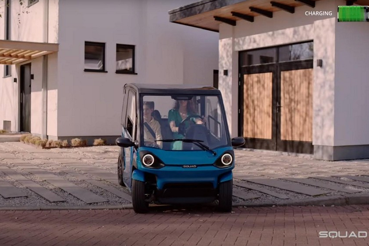 Squad Solar City Car cỡ nhỏ có dung tích chứa đồ 68 lít hoặc 243 lít, khi gập ghế xuống. Mẫu xe này thậm chí còn có thể được sử dụng với các cánh cửa được tháo ra, nếu bạn muốn tiết kiệm năng lượng mà lại tăng cường khí lưu. Tuy nhiên, điều hòa không khí cũng được cung cấp như một tùy chọn bổ sung cho xe.