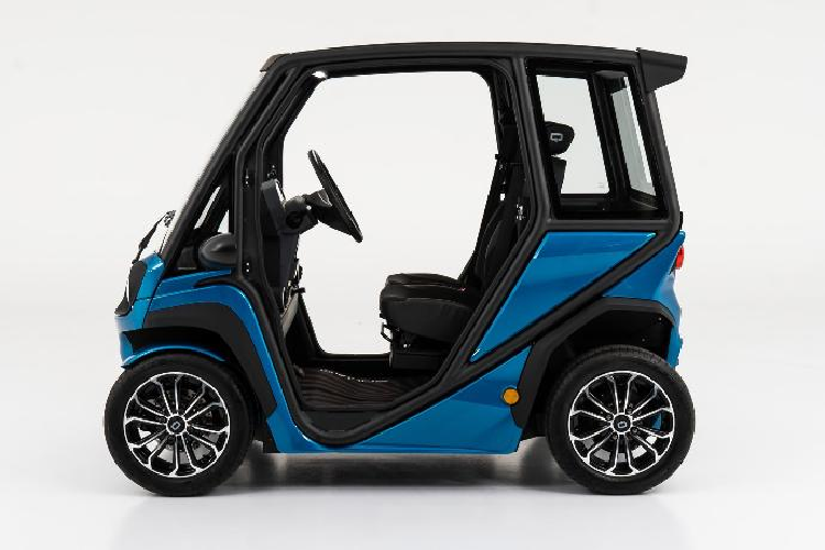 Solar City Car của Squad Mobility hiện có sẵn để đặt hàng trước dưới dạng phương tiện cá nhân ở châu Âu, và nó cũng sẽ được cung cấp như một giải pháp di chuyển chung thông qua một ứng dụng. Giá bán của nó khởi điểm từ 6.250 Euro (khoảng 150 triệu đồng) và lên tới 9.300 Euro (224 triệu đồng), nếu người mua chọn đầy đủ cửa ra vào với cửa sổ, điều hòa, và các tính năng bổ sung khác