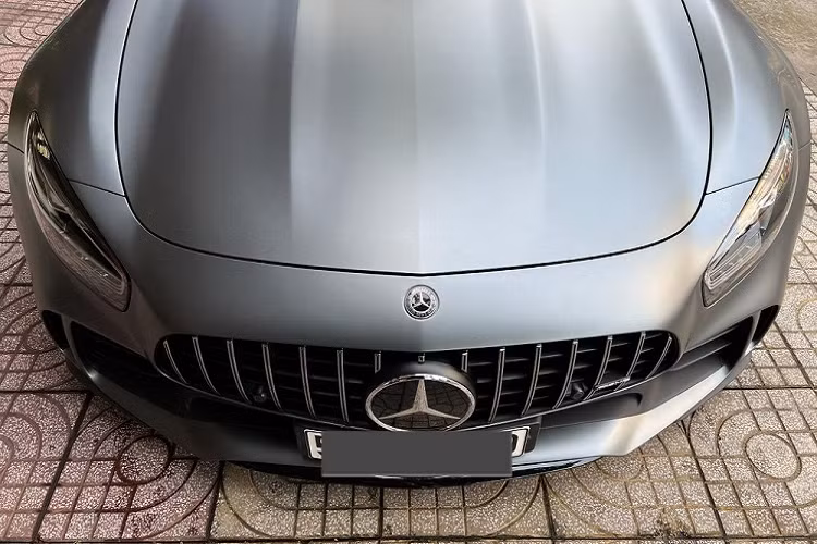So với lần đầu về garage, chiếc siêu xe Mercedes-AMG GT R của Cường Đô la không được trang bị thêm bất cứ đồ chơi gì dù là thay mâm hay độ ống xả, điểm khác biệt là ngoại hình xe được chăm chút mới tinh như lúc xuất xưởng. Để làm được điều này, khi xây dựng biệt thự ở Q7, Cường Đô la đã yêu cầu thiết kế 1 phòng chăm sóc siêu xe với đầy đủ dụng cụ hiện đại và có đội ngũ chăm sóc xe.