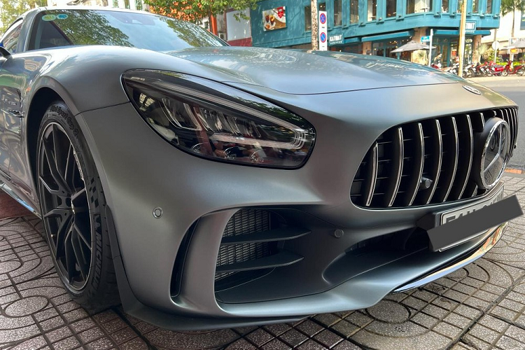 Người bạn của Cường Đô la chia sẻ hình ảnh xe Mercedes-AMG GT R màu đen nhám và cho biết chỉ một chiếc duy nhất tại Việt Nam nên khiến dân tình tin 100% đây là siêu xe chính hãng được Cường Đô la mua vào tháng 7/2020