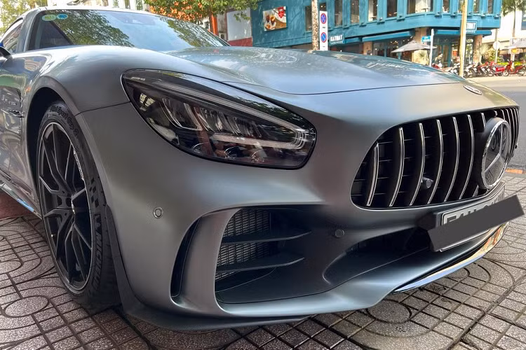 Người bạn của Cường Đô la chia sẻ hình ảnh xe Mercedes-AMG GT R màu đen nhám và cho biết chỉ một chiếc duy nhất tại Việt Nam nên khiến dân tình tin 100% đây là siêu xe chính hãng được Cường Đô la mua vào tháng 7/2020