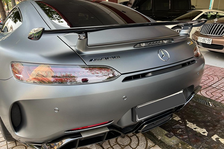 Ngoài chiếc siêu xe Mercedes-AMG GT R của Cường Đô la, tại dải đất hình chữ S này còn 2 chiếc xe khác xuất hiện nhưng thuộc bản nâng cấp giữa vòng đời mang tên gọi siêu xe Mercedes-AMG GT R Pro với một xe đã ra biển số và định cư tỉnh Hòa Bình còn xe thứ 2 mới về nước và được đồn đoán là của đại gia Minh Nhựa.