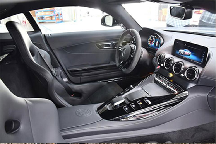 Chiếc siêu xe Mercedes-AMG GT R được Cường Đô la mua theo diện nhập khẩu chính hãng, xe có màu sơn xám Designo Magno Selenite Grey có giá lên đến 3.950 đô la, tương đương 91,8 triệu đồng tại thị trường nước ngoài. Ngoài ra, xe còn có nhiều chi tiết sơn đen, bộ mâm 5 chấu kép sơn đen mờ cùng kẹp phanh màu vàng. Giá xe Mercedes-AMG GT R chính hãng được bán ra tại dải đất hình chữ S trên 11,59 tỷ đồng, đây là mức giá chưa bao gồm tùy chọn cũng như chi phí ra biển số.