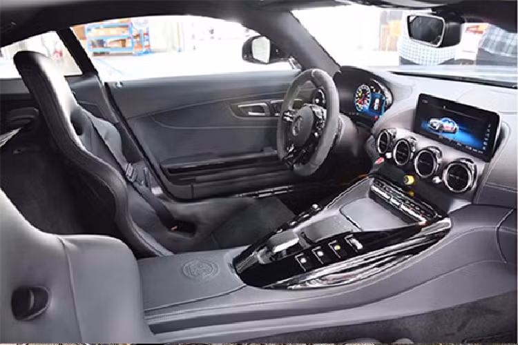 Chiếc siêu xe Mercedes-AMG GT R được Cường Đô la mua theo diện nhập khẩu chính hãng, xe có màu sơn xám Designo Magno Selenite Grey có giá lên đến 3.950 đô la, tương đương 91,8 triệu đồng tại thị trường nước ngoài. Ngoài ra, xe còn có nhiều chi tiết sơn đen, bộ mâm 5 chấu kép sơn đen mờ cùng kẹp phanh màu vàng. Giá xe Mercedes-AMG GT R chính hãng được bán ra tại dải đất hình chữ S trên 11,59 tỷ đồng, đây là mức giá chưa bao gồm tùy chọn cũng như chi phí ra biển số.