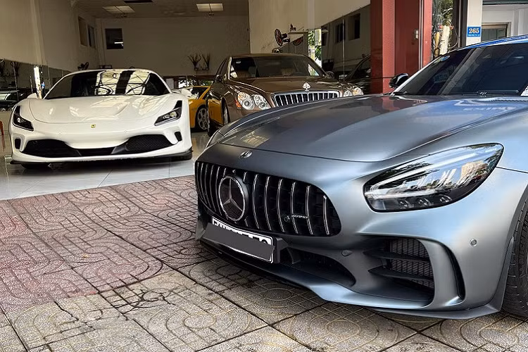 Chính vì điều này mà đã khiến không ít dân tình đặt ghi vấn Cường Đô la mới bán chiếc xe Mercedes-AMG GT R để chuẩn bị rước một siêu xe khủng khác. Tuy nhiên cũng có thông tin cho rằng đây chỉ là màn giao xe để người bạn bán siêu xe độ lại chiếc Mercedes-AMG GT R cho Cường Đô la.