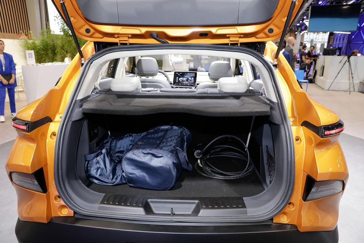 Chưa hết, mặt táp-lô và tapi cửa của VinFast VF6 còn được trang trí bằng nẹp màu vàng hồng. Chi tiết thiết kế này giúp nội thất trông cao cấp và rộng hơn, tạo cảm giác ôm lấy người ngồi trong xe. Ngay cả viền ở dưới bệ tì tay trung tâm giữa 2 ghế trước cũng được sơn màu này.