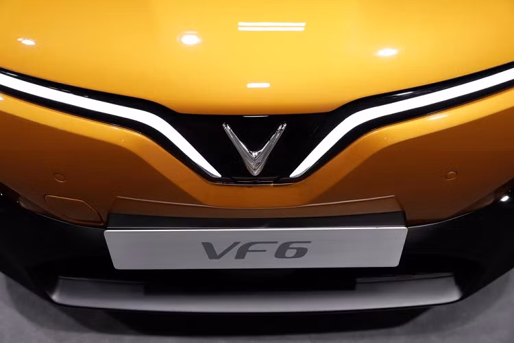 Nhờ đó, người lái có thể dễ dàng di chuyển sang ghế phụ lái khi cần. Những trang bị đáng chú ý khác bên trong mẫu xe điện này bao gồm hộc chứa đồ có lưới chặn dưới mặt táp-lô, bệ tì tay và 2 cổng USB dành cho hàng ghế sau cũng như tấm chắn cốp trong khoang hành lý.