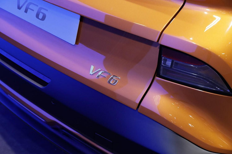 Cản sau còn được tích hợp chi tiết giả tấm ốp gầm nhằm tạo cảm giác thể thao cho mẫu SUV điện này. Đáng tiếc là hiện thông số kỹ thuật cụ thể của VinFast VF6 vẫn chưa được công bố.
