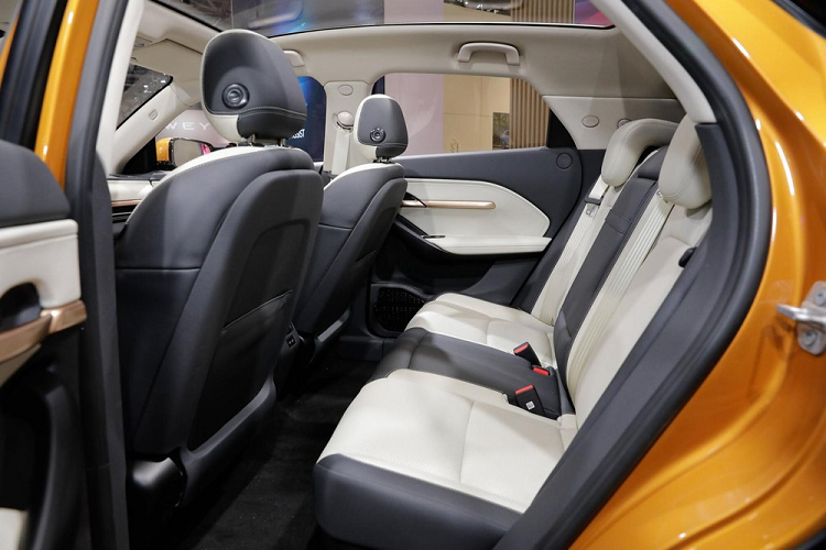 Bước vào bên trong mẫu xe này, chúng ta sẽ bắt gặp không gian nội thất 2 hàng ghế với 5 chỗ ngồi. Ghế của VinFast VF6 được bọc da và phối màu tương phản. Trước mặt người lái là vô lăng 3 chấu với thiết kế vát đáy thể thao và tích hợp các phím chức năng. Đặc biệt, VinFast VF6 không hề có bảng đồng hồ như thường thấy. Thay vào đó, mẫu xe điện này chỉ có màn hình cảm ứng trung tâm cỡ lớn với thiết kế xoay về phía người lái.