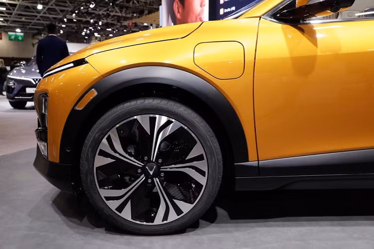 Ngoài ra, VinFast VF6 còn có hốc gió trung tâm hình lục giác với hộp màu đen ở giữa. Đây chính là vị trí đặt radar để phục vụ các tính năng an toàn chủ động ADAS của xe. Ở bên sườn, VinFast VF6 được trang bị vành la-zăng 5 chấu kép với thiết kế khí động lực học nhằm giảm hệ số lực cản không khí cho xe. Thêm vào đó là gương chiếu hậu tích hợp camera và cổng sạc được bố trí sau chắn bùn trước bên trái.