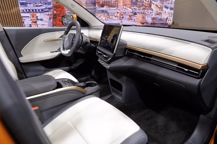 Trên thực tế, đây không phải là lần đầu tiên VinFast VF6 ra mắt. Thay vào đó, mẫu ôtô điện này đã từng trình làng trong triển lãm hàng điện tử tiêu dùng CES 2022 diễn ra vào đầu năm nay. Tuy nhiên, lúc đó, thiết kế nội thất thực tế "bằng xương, bằng thịt" của VinFast VF6 chưa được hé lộ như lần này.