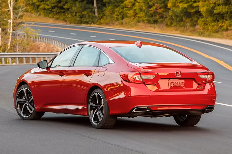 Accord tại Việt Nam chỉ có 1 phiên bản và giá bán thay đổi theo màu xe. Cụ thể, Honda Accord có giá 1,319 tỷ đồng cho bản màu đen/ghi/bạc và 1,329 tỷ đồng với bản màu trắng. Ngay cả việc được bổ sung gói công nghệ an toàn Honda Sensing vào hồi tháng 12 năm ngoái cũng không tăng thêm sức hấp dẫn cho Accord tại Việt Nam.