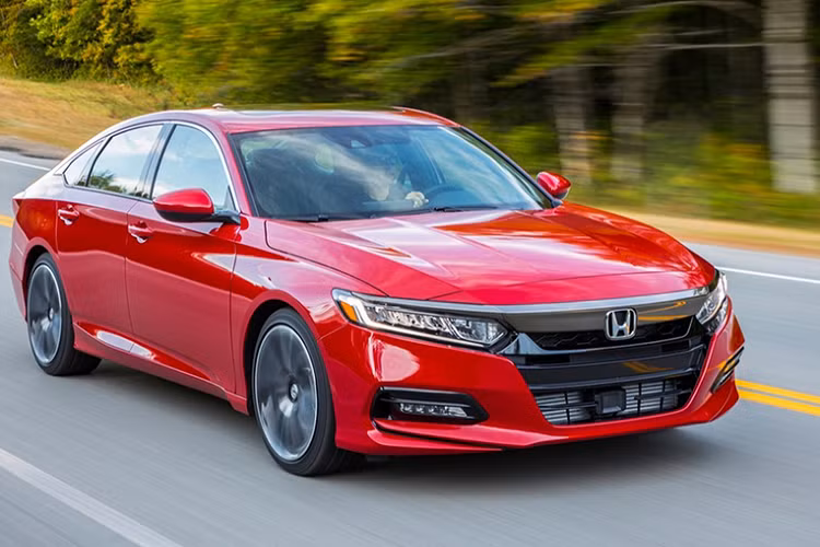 Tính từ đầu năm 2022 đến nay, Honda Accord chỉ đạt doanh số cộng dồn 183 chiếc tại Việt Nam, thua xa những đối thủ như VinFast LUX A2.0 (3.683 xe), Toyota Camry (3.221 xe), Kia K5 (1.301 xe) hay Mazda6 (787 xe). Bất lợi của Honda Accord tại Việt Nam chính là giá bán cao và quá ít phiên bản.