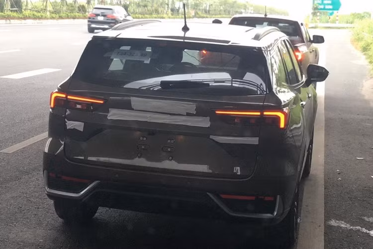 Như vậy, nhiều khả năng Ford Territory 2023 tại Việt Nam sẽ có duy nhất lựa chọn động cơ xăng 4cyl dung tích 1.5L tăng áp công nghệ EcoBoost của Ford, động cơ này sản sinh ra công suất tối đa 170 mã lực và mô men xoắn cực đại đạt 260 Nm. Xe sử dụng kết hợp với hộp số tự động biến thiên vô cấp (CVT), đi cùng với dẫn động cầu trước (FWD). Hiện chưa rõ có cấu hình AWD như tại thị trường Trung Quốc hay không.