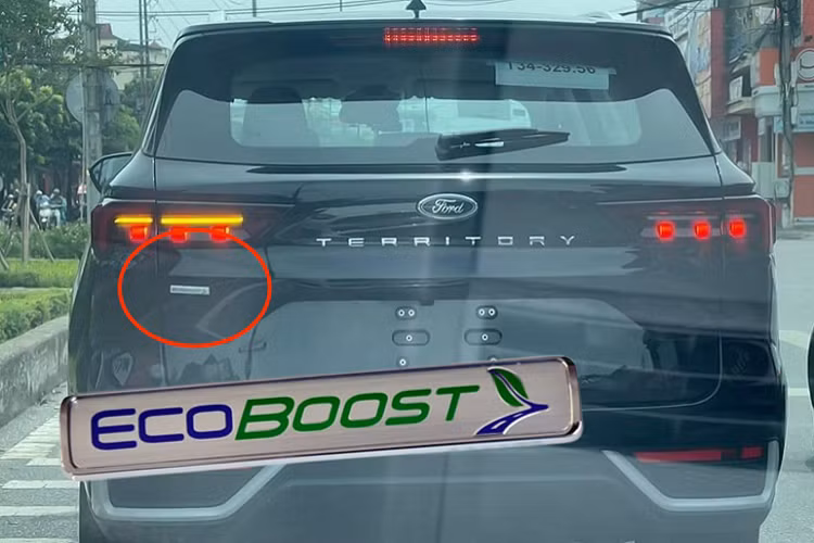 Bên cạnh thiết kế ngoại thất sang trọng và sắc sảo. Nội thất của Ford Territory 2022 hứa hẹn sẽ rất hấp dẫn trong phân khúc CUV 5 chỗ với nhiều trang bị tiện nghi như vô lăng 3 chấu tích hợp nhiều phím chức năng. Đặc biệt là cặp màn hình kép bao gồm màn hình cảm ứng và hỗ trợ lái kỹ thuật kích thước 12.3 inch. Ghế ngồi bọc da chỉnh điện, trang bị cửa sổ trời toàn cảnh, phanh tay điện tử, cần số núm xoay.