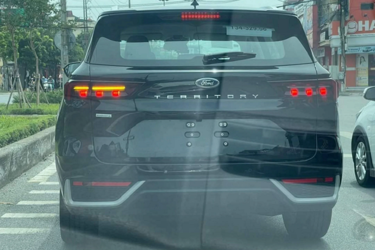 Với mức giá xe Ford Territory 2022 dự đoán sẽ có mức khởi điểm dưới 800 triệu đồng, nó hứa hẹn sẽ cạnh tranh mạnh mẽ với các đối thủ như Toyota Corolla Cross, Mazda CX-5, Kia Sportage và Hyundai Tucson bằng giá bán và trang bị tốt trong tầm giá.