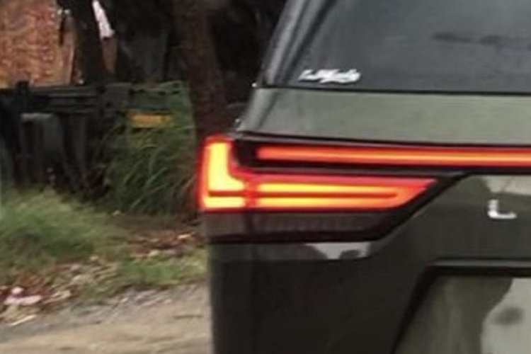 So với hàng chục chiếc xe SUV hạng sang Lexus LX600 2022 đang lăn bánh tại Việt Nam cũng như trong các showroom bán xe đa phần có màu trắng, đen và xám, màu xanh Terrane Khaki khá hiếm hoi và nhiều khả năng đây là xe Lexus LX600 thế hệ mới đầu tiên về nước với màu xanh đẹp mắt này.