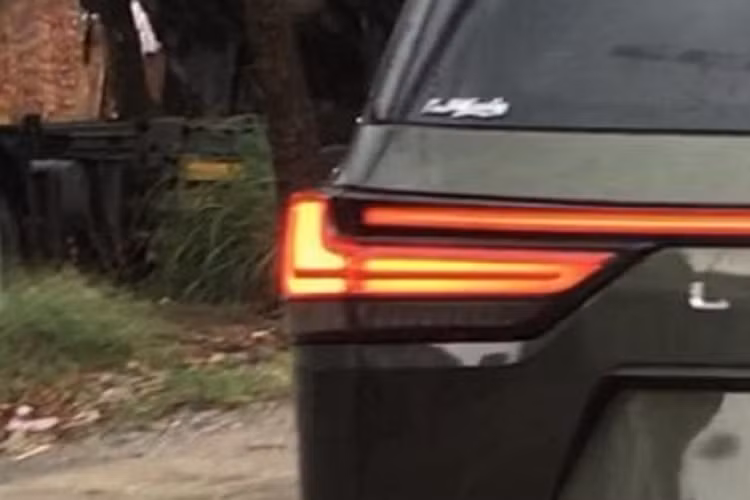 So với hàng chục chiếc xe SUV hạng sang Lexus LX600 2022 đang lăn bánh tại Việt Nam cũng như trong các showroom bán xe đa phần có màu trắng, đen và xám, màu xanh Terrane Khaki khá hiếm hoi và nhiều khả năng đây là xe Lexus LX600 thế hệ mới đầu tiên về nước với màu xanh đẹp mắt này.