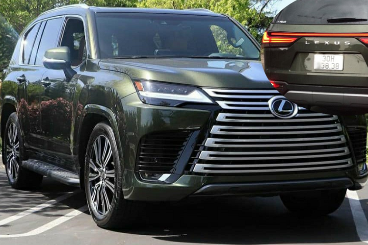 Ngoài bộ áo màu xanh Terrane Khaki còn khá kén khách Việt chọn chơi, chiếc xe SUV hạng sang Lexus LX600 2022 còn gây ấn tượng với biển số dễ nhớ khi có cặp số 38, hay còn được đọc là ông địa nhỏ, luôn mang đến ý nghĩa vận may, tài lộc cho chủ xe.