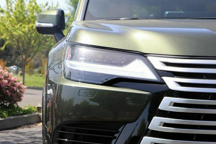 Chính vì điều này mà mới đây, hình ảnh về một chiếc xe "chuyên cơ mặt đất" Lexus LX600 2022 màu Terrane Khaki lăn bánh trên một con đường ở quận Hà Đông, TP Hà Nội đã nhận được sự quan tâm rất lớn của cộng đồng mạng.