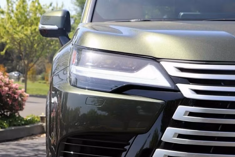 Chính vì điều này mà mới đây, hình ảnh về một chiếc xe "chuyên cơ mặt đất" Lexus LX600 2022 màu Terrane Khaki lăn bánh trên một con đường ở quận Hà Đông, TP Hà Nội đã nhận được sự quan tâm rất lớn của cộng đồng mạng.