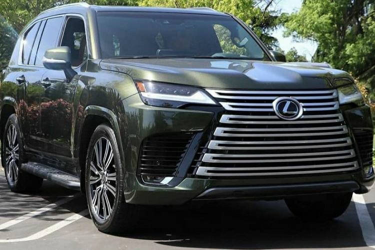 Vào tháng 4 đầu năm nay, đại lý Lexus chính hãng đã giới thiệu chiếc xe SUV hạng sang LX600 thế hệ mới với các khách hàng Việt và nhanh chóng nhận được "bội thu". Không đứng ngoài cuộc chơi, các showroom nhập xe ngoài cũng đẩy mạnh nguồn cung ứng xe Lexus LX600 2022 mới ra thị trường. 