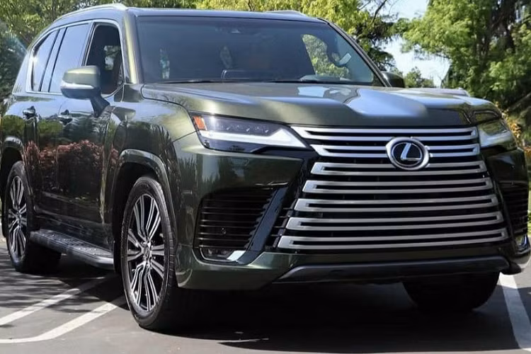 Vào tháng 4 đầu năm nay, đại lý Lexus chính hãng đã giới thiệu chiếc xe SUV hạng sang LX600 thế hệ mới với các khách hàng Việt và nhanh chóng nhận được "bội thu". Không đứng ngoài cuộc chơi, các showroom nhập xe ngoài cũng đẩy mạnh nguồn cung ứng xe Lexus LX600 2022 mới ra thị trường. 
