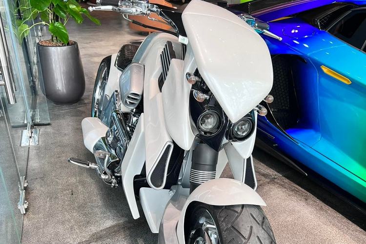 Hiện chưa rõ giao dịch bán xe V-Rex Travertson giữa Tuấn Hưng với công ty nhập khẩu siêu xe tại Sài thành là bao nhiêu, ngoài ra mức giá xe V-Rex Travertson được thu lại của siêu môtô này cũng không được tiết lộ nhưng con số cuối cùng có thể không thấp hơn 1,8 tỷ đồng.