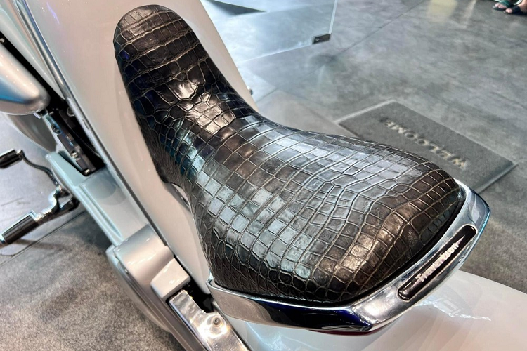 Chiếc xe với điểm nhấn chính là phần gắp trước của xe như đôi tay khổng lồ đang ôm lấy phần bánh xe, thiết kế này lấy cảm hứng từ siêu phẩm King Kong.