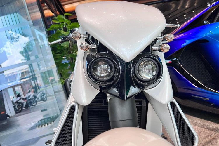 Về xe V-Rex Travertson đang được rao bán từng thuộc sở hữu của Tuấn Hưng, đây là siêu môtô khủng được 2 bậc thầy trong ngành độ xe là Tim Cameron cùng Christian Travert phát triển dựa trên một chiếc xe Harley-Davidson V-Rod.