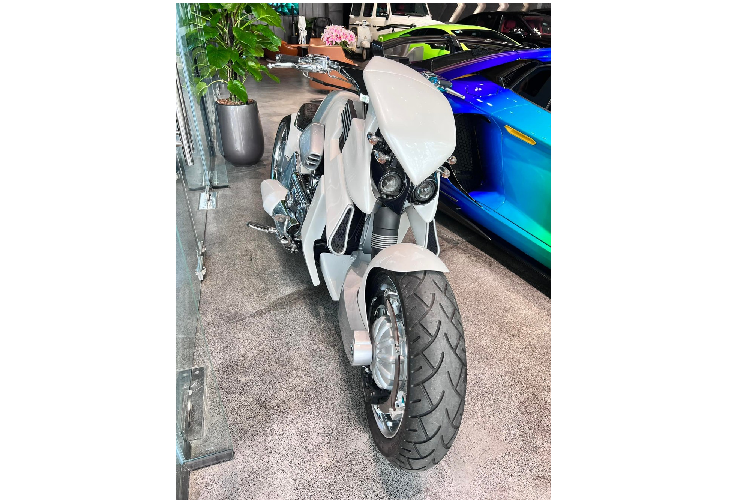 Mới đây, 1 người chuyên mua bán siêu xe ở TP HCM đã đăng tải những hình ảnh về một chiếc xe môtô hàng khủng mang tên gọi V-Rex Travertson khủng long với ý định tìm chủ nhân mới cho xe. 