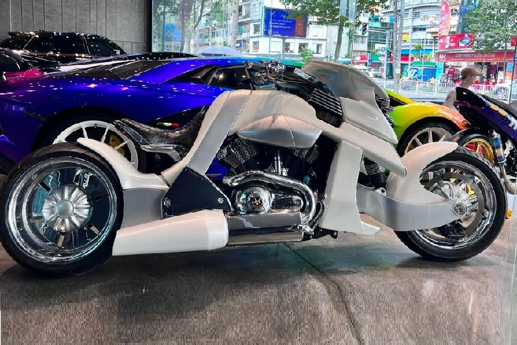 Trong giới showbiz Việt, Tuấn Hưng được xem là người rất chịu chi cho các mẫu xe ôtô đắt tiền, điểm sơ qua, vợ chồng của nam ca sĩ này từng trải nghiệm Porsche Panamera, Range Rover Evoque, Mercedes-Benz S450, siêu xe Ferrari 488 GTB, SUV hạng sang Mercedes-AMG G63, MPV hạng sang Toyota Alphard hay các xe môtô phân khối lớn.