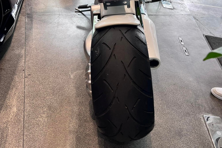 "Khủng long bạo chúa" V-Rex Travertson sử dụng khối động cơ V-Twin, dung tích 1.250 phân khối, sản sinh công suất tối đa 120 mã lực và mô-men xoắn cực đại 100 Nm. Động cơ trên V-Rex Travertson đồng hành cùng hộp số 5 cấp. Xe có ghế ngồi được bọc da cá sấu.