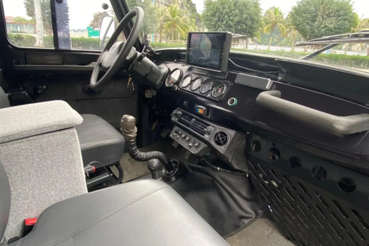 Nóc xe có thêm giá chở hàng, phục vụ những chuyến đi xa. Ô kính ở trụ D có các thanh giằng để chằng buộc hàng hoá khi đi xa. Hãng độ cũng không quên lắp bộ ống thở riêng, giúp xe lội nước được sâu hơn.