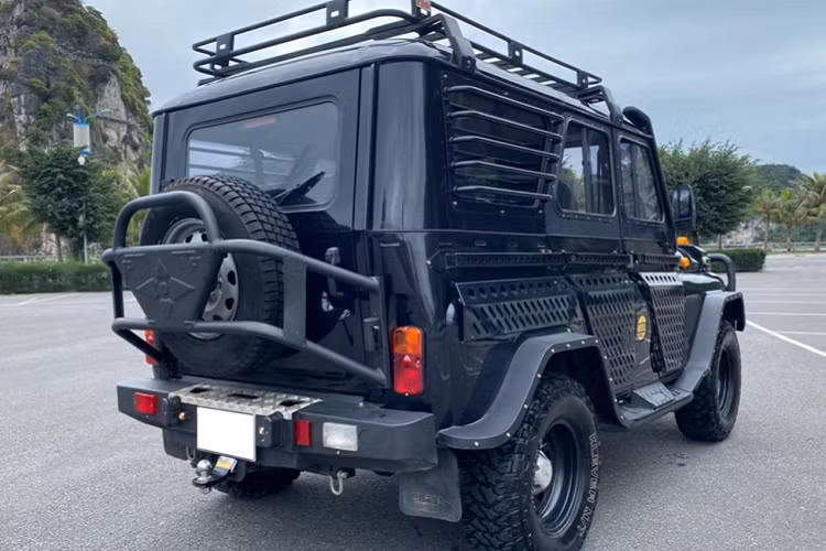 Mẫu xe trong bài viết em giới thiệu tới các bác là UAZ Hunter bản Chase. Thực tế, UAZ Hunter Chase là phiên bản độ chính hãng tại Nga. Mẫu xe độc đáo được trang bị động cơ diesel ZMZ-51432 dung tích 2.2 lít, sản sinh công suất 113,5 mã lực ở vòng tua máy 3.500 vòng/phút, mô-men xoắn cực đại 270 Nm tại 2.800 vòng/phút. Mẫu SUV sử dụng số sàn 5 cấp kết hợp hệ dẫn động 4WD.