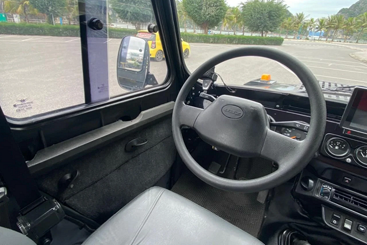 Như mọi mẫu xe việt dã địa hình, UAZ Hunter Chase có cốp sau mở ngang kèm theo lốp dự phòng cùng bộ khung thép bảo vệ cực kỳ chắc chắn. Cản sau của xe mang kích thước lớn và rất dày dặn kèm theo các điểm móc kéo xe.