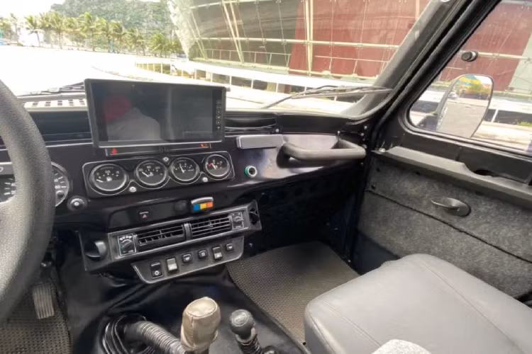 Lốp xe vẫn sử dụng mâm 16 inch nhưng cỡ lốp khá lớn có thông số mới là 265/75. Cùng với đó bộ mâm chân nhện khiến chiếc xe trông khá khỏe khoắn. Không gian bên trong đậm chất bền bỉ, "không có gì để hỏng" của UAZ với khoang lái tối giản.