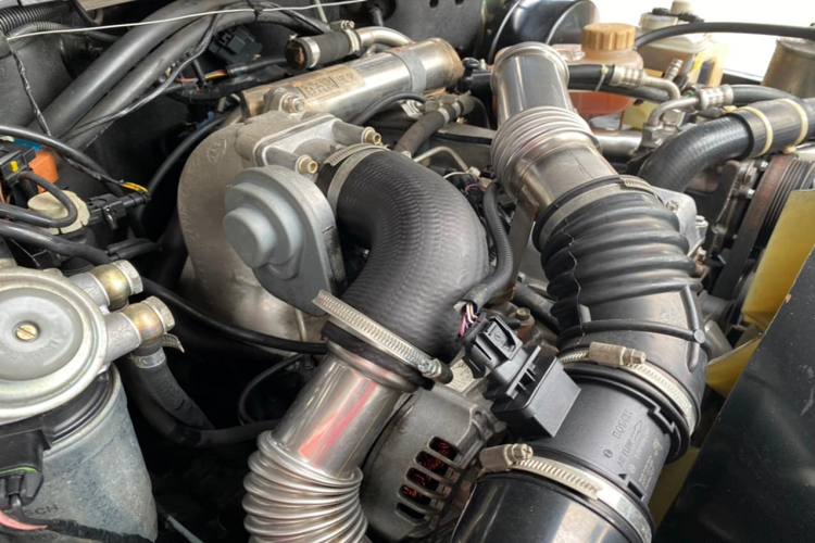 Hunter Chase mang vẻ ngoài rất hầm hố, bụi bặm với nhiều phụ kiện phục vụ nhu cầu đi địa hình. Đầu xe là cản va trước cùng bộ tời kéo, hệ thống đèn pha được nâng cấp lên đèn pha LED cùng dải đèn LED tăng sáng phục vụ đi ban đêm. Thân xe cùng 4 cánh cửa được gắn các tấm ốp kim loại. Xe có thêm bậc bước được làm rất chắc chắn.