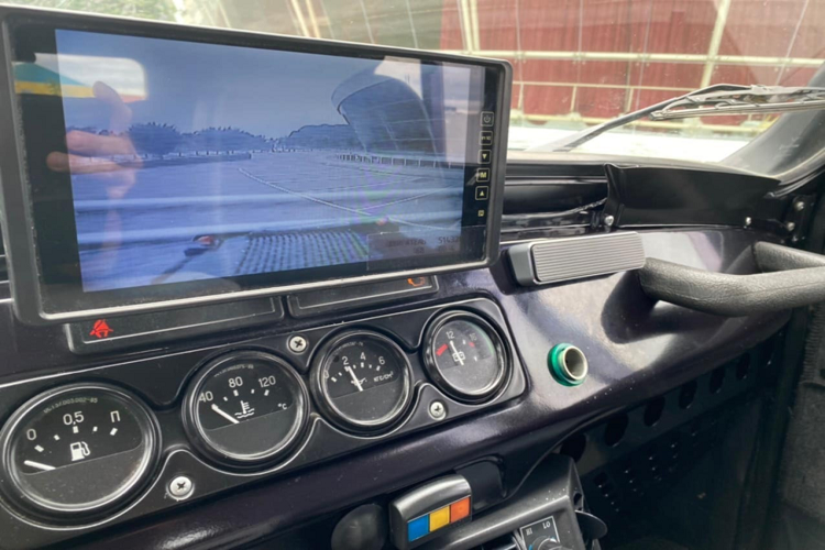 Vô lăng 2 chấu tương tự những chiếc xe hoài cổ giai đoạn 1980-1990. Các thông tin được hiển thị trên cụm đồng hồ tròn analog. Chỉ có duy nhất màn hình giải trí là điểm nhấn hiện đại. Các phím bấm điều hoà, cửa gió được làm đơn giản. Đặc biệt là xe có thêm hai màn hình giải trí cho hành khách ở hàng ghế sau cùng màn hình hiển thị thông tin giải trí, điều hoà.