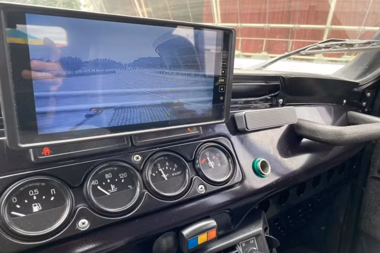 Vô lăng 2 chấu tương tự những chiếc xe hoài cổ giai đoạn 1980-1990. Các thông tin được hiển thị trên cụm đồng hồ tròn analog. Chỉ có duy nhất màn hình giải trí là điểm nhấn hiện đại. Các phím bấm điều hoà, cửa gió được làm đơn giản. Đặc biệt là xe có thêm hai màn hình giải trí cho hành khách ở hàng ghế sau cùng màn hình hiển thị thông tin giải trí, điều hoà.