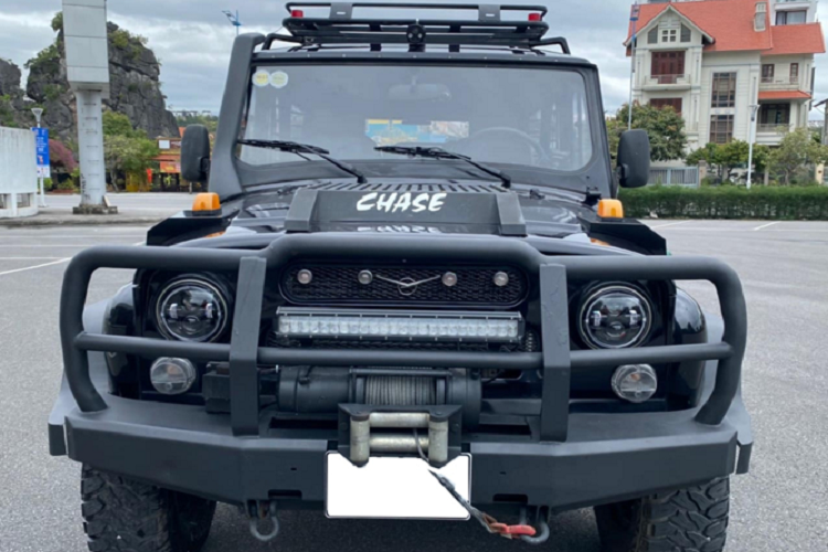 Phiên bản dân sự có tên gọi Hunter lần đầu được bán chính hãng vào năm 2016, một năm sau thị trường đón nhận thêm bản máy dầu. Những chiếc UAZ Hunter của Nga vẫn thừa hưởng đầy đủ những đặc tính của 469 trước kia. Từ kiểu dáng, khung gầm cho đến nội thất.