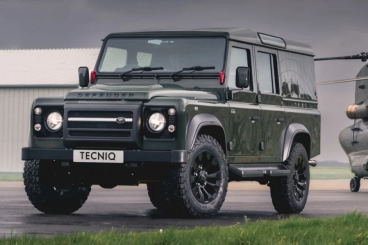 TECNIQ, một chuyên gia kỹ thuật người Anh, vừa trình làng chiếc Land Rover Defender đặc biệt lấy cảm hứng từ chiếc trực thăng Chinook, chiếc máy bay có thời gian phục vụ lâu nhất mà Không quân Hoàng gia Anh.