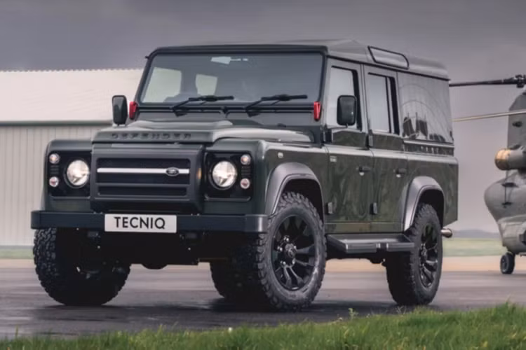 TECNIQ, một chuyên gia kỹ thuật người Anh, vừa trình làng chiếc Land Rover Defender đặc biệt lấy cảm hứng từ chiếc trực thăng Chinook, chiếc máy bay có thời gian phục vụ lâu nhất mà Không quân Hoàng gia Anh.