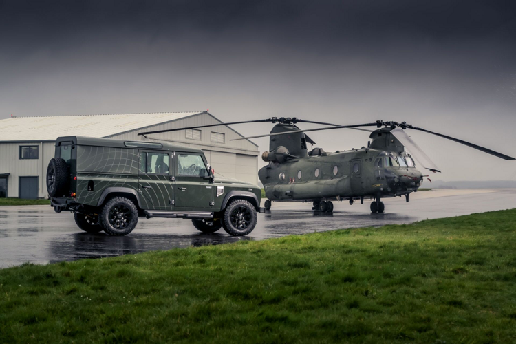 Chiếc Land Rover độ máy bay Chinook này được biết đến với cái tên ‘Q40 Defender’ và sẽ được bán đấu giá bởi nhà đấu giá Bonhams vào tháng 9 tới. Tất cả số tiền thu được sẽ được quyên góp cho Hiệp hội Lực lượng Không quân Hoàng gia.